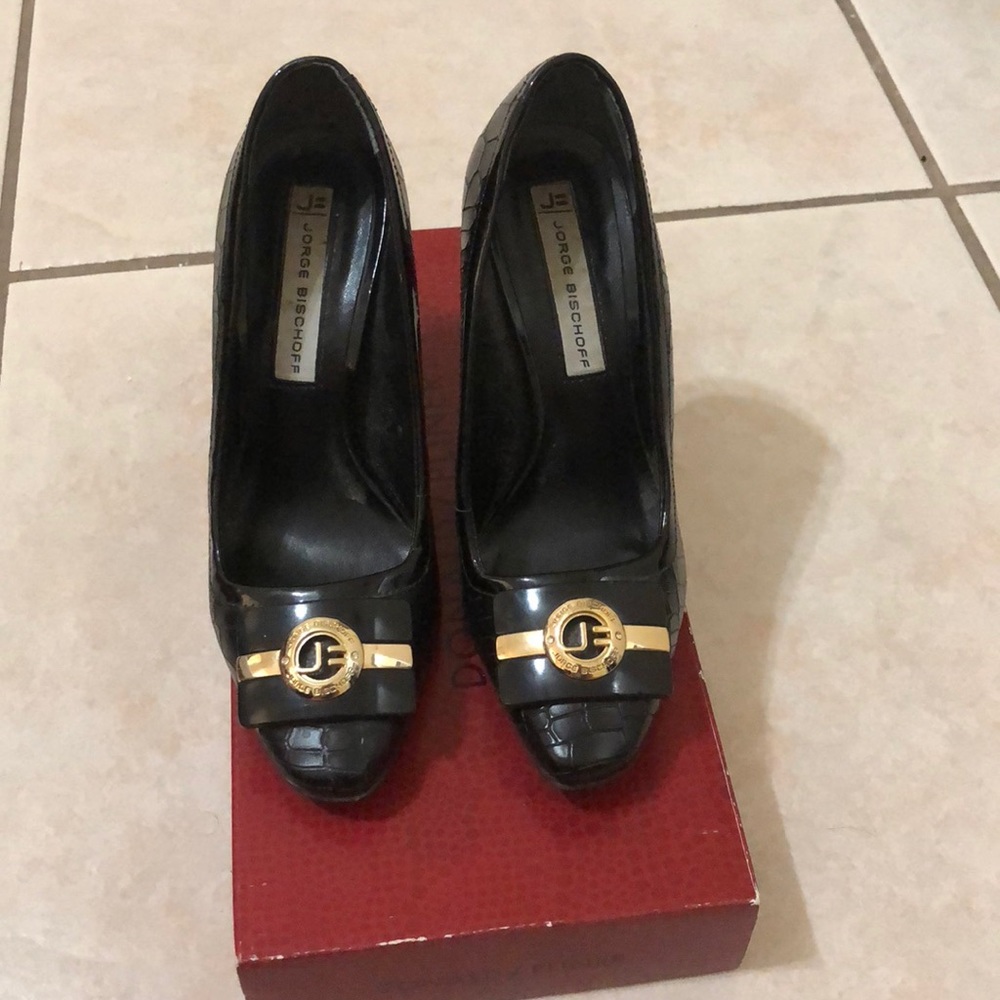 Black pumps.
